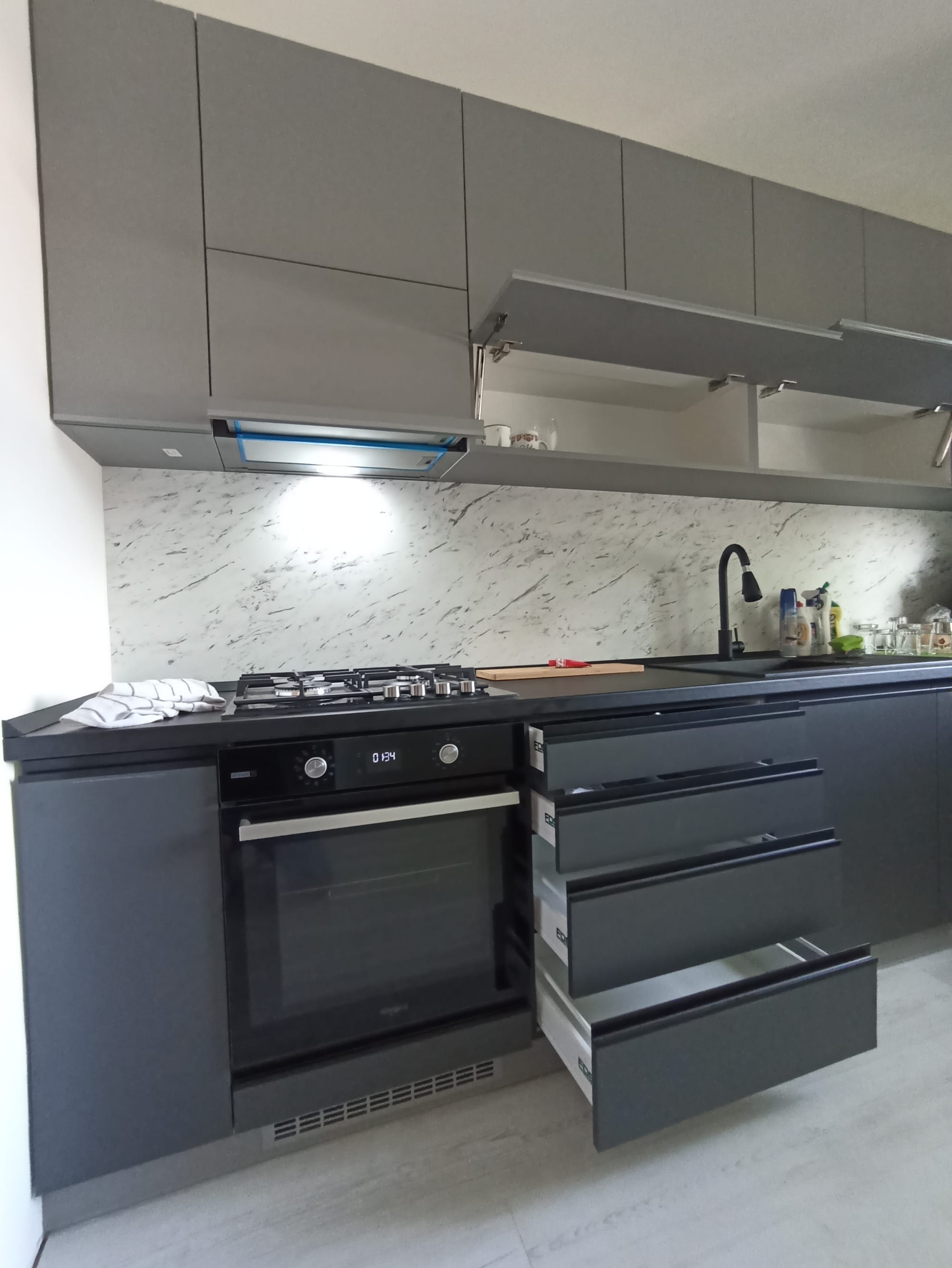 Matt szürke meg antracit. Szép. Szeretem.