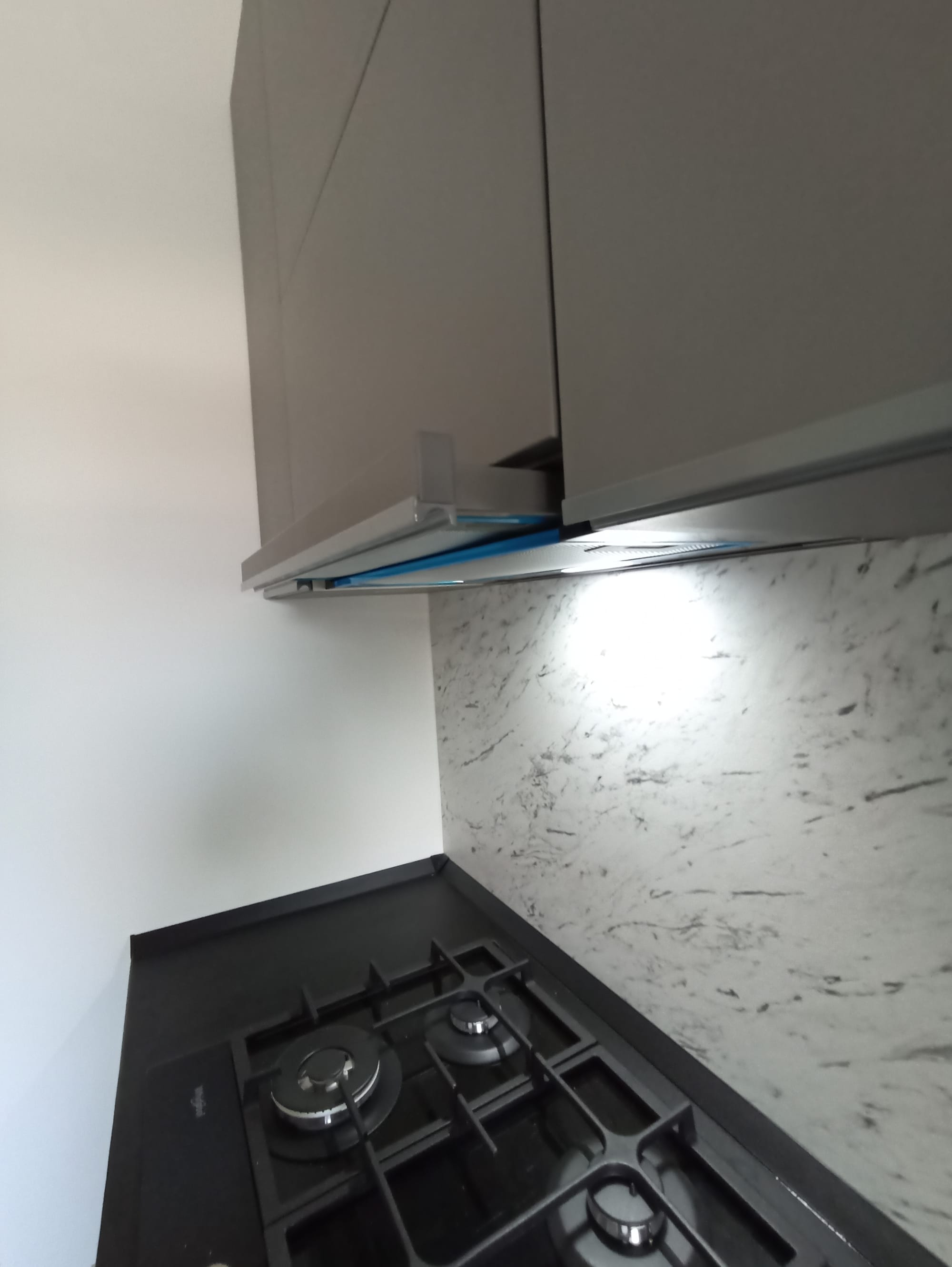 Matt szürke meg antracit. Szép. Szeretem.