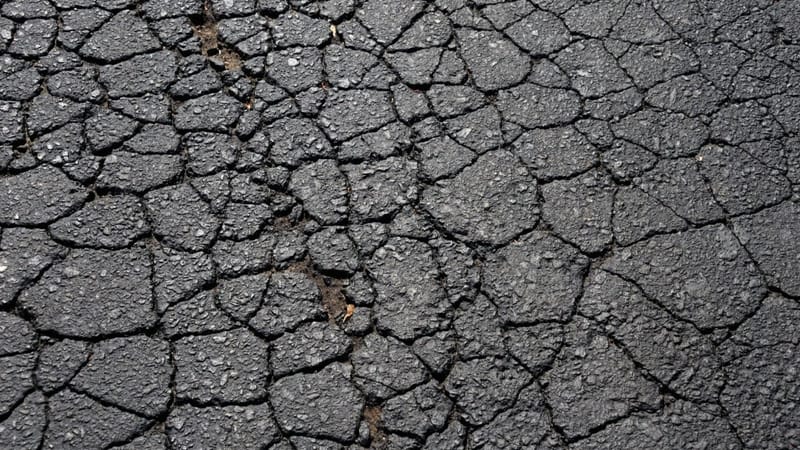 مشاكل تشققات الأسفلت: الأسباب وطرق المعالجة - مقاول أسفلت بالرياض