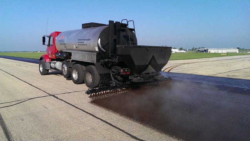 كيف تطيل الطبقة المانعة للتسرب عمر أرصفة الأسفلت؟ | أفضل شركة مقاولات اسفلت في الرياض