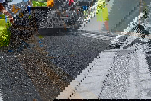 مقاول أسفلت في جدة – خبرة، جودة، والتزام بالمواعيد |  مؤسسة توريدات الطريق للمقاولات