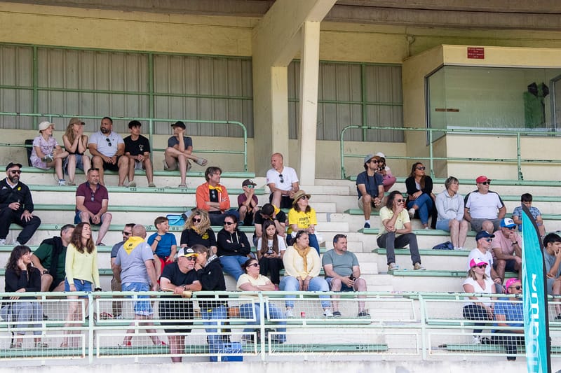 Images autour du terrain des spectateurs 