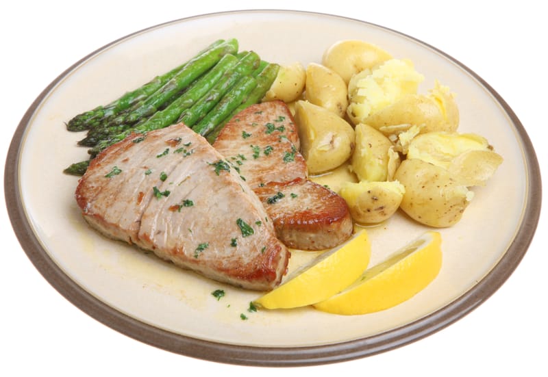 TUNA FILET WITH ASPARAGUS