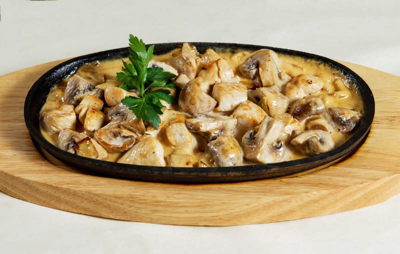 CHICKEN WITH MUSHROOMS