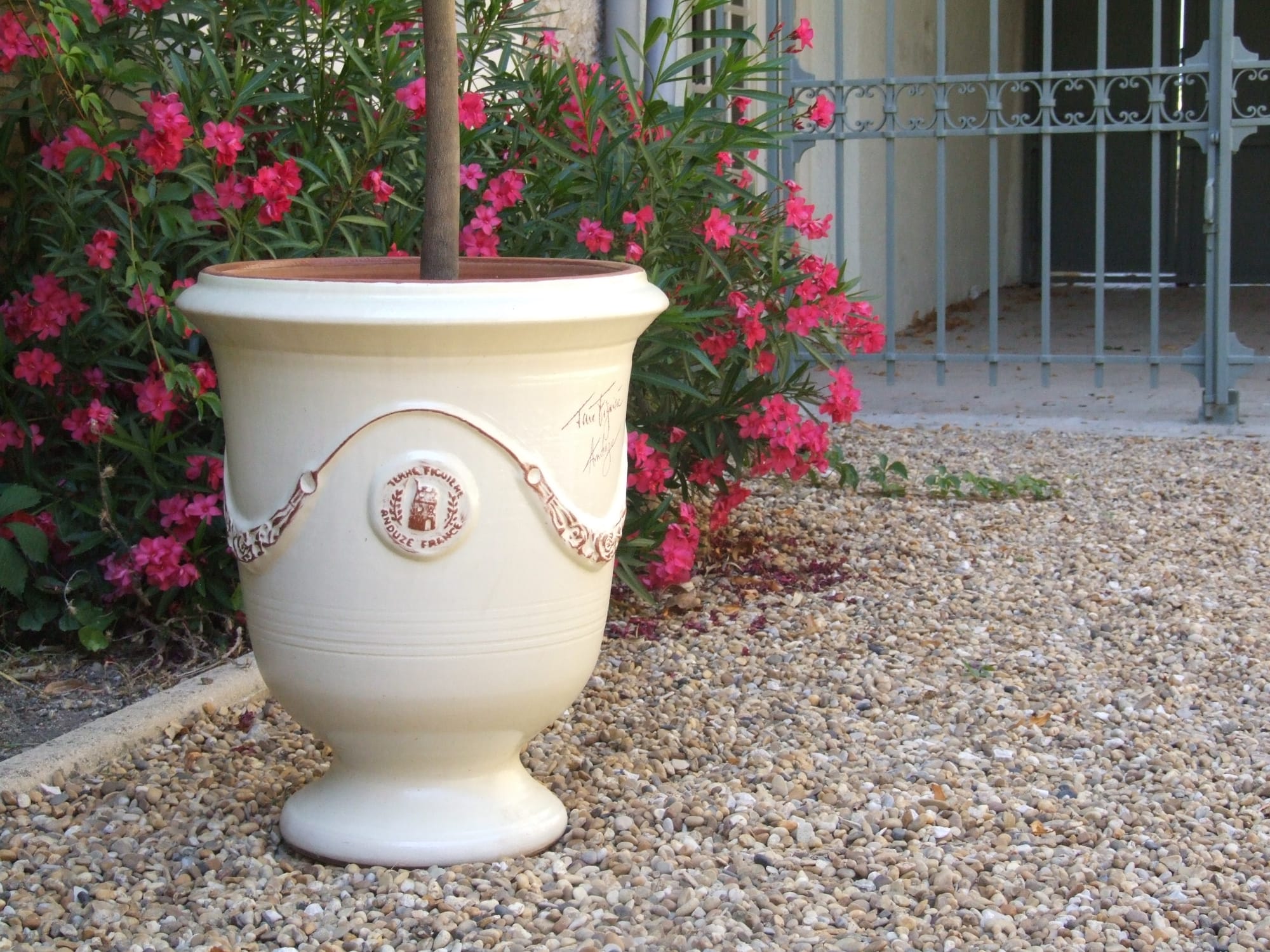 Retrouvez l’art des maîtres potiers cévenols dans des vases incomparables.