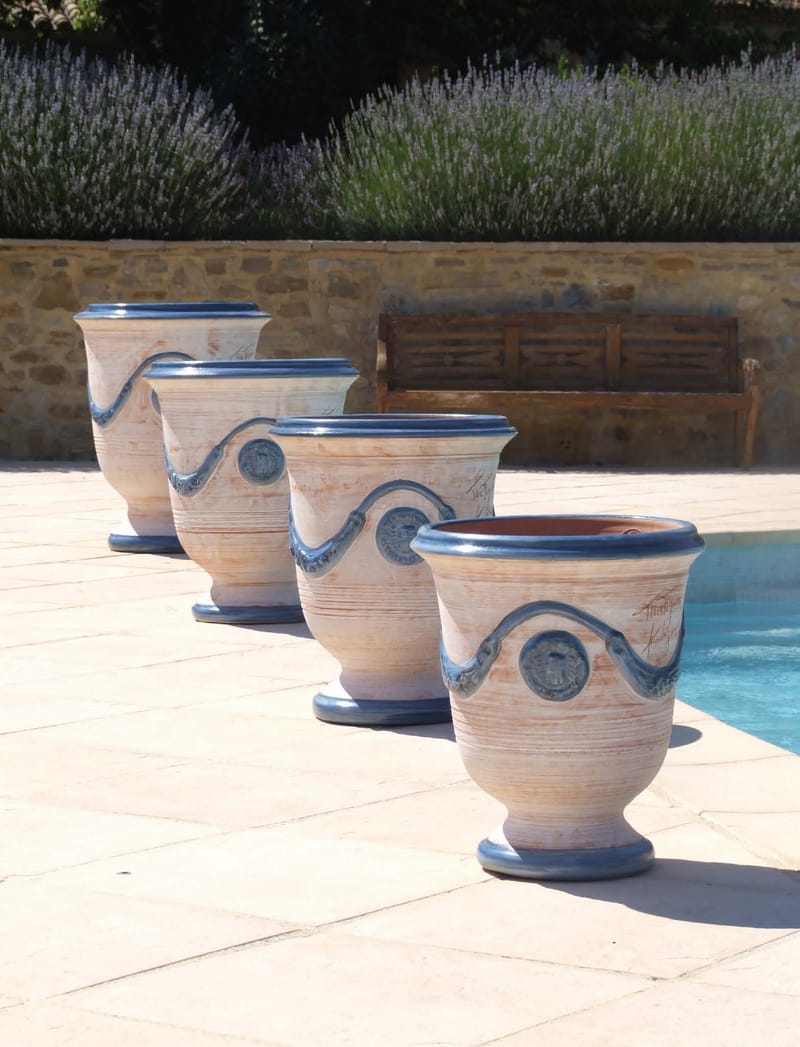 Retrouvez l’art des maîtres potiers cévenols dans des vases incomparables.