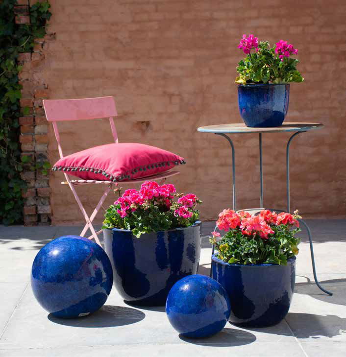 Résistantes au gel, avec des couleurs éclatentes et des formes variés, nos fournisseurs ont pour vous les pièces indispensables pour égayer les extérieurs.