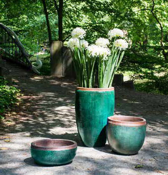 Résistantes au gel, avec des couleurs éclatentes et des formes variés, nos fournisseurs ont pour vous les pièces indispensables pour égayer les extérieurs.