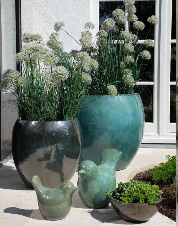 Résistantes au gel, avec des couleurs éclatentes et des formes variés, nos fournisseurs ont pour vous les pièces indispensables pour égayer les extérieurs.