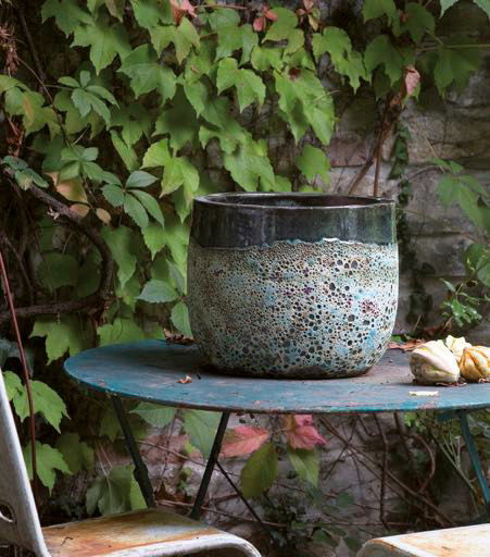 Résistantes au gel, avec des couleurs éclatentes et des formes variés, nos fournisseurs ont pour vous les pièces indispensables pour égayer les extérieurs.