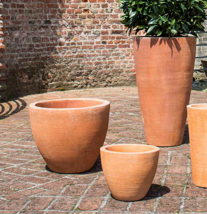 Résistante au gel, nous vous proposons une gamme étendue de poteries en terre cuite du plus bel effet nature 