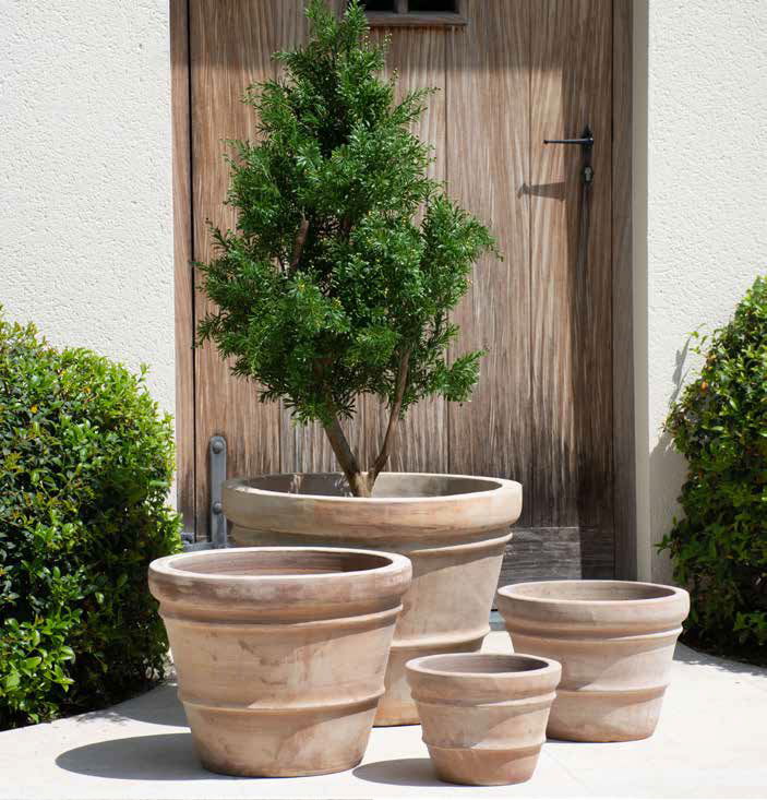 Résistante au gel, nous vous proposons une gamme étendue de poteries en terre cuite du plus bel effet nature 