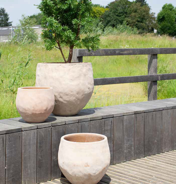 Résistante au gel, nous vous proposons une gamme étendue de poteries en terre cuite du plus bel effet nature 