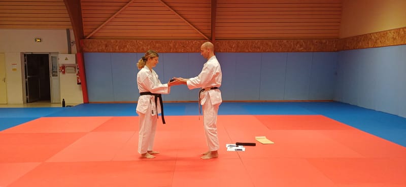 Remise des ceintures noires obtenues en juin 2025