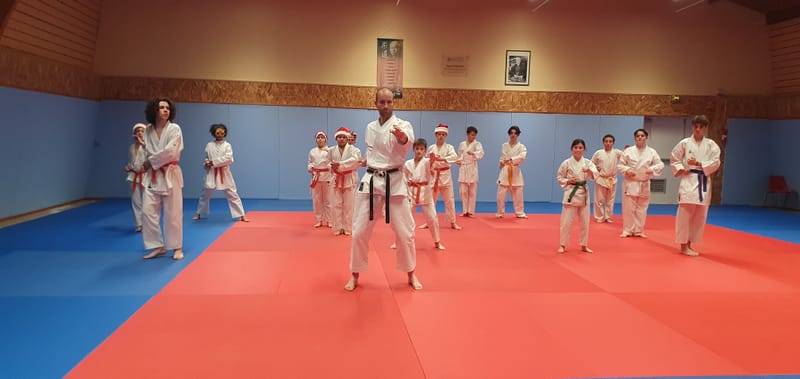 15/12/2025 dernier cours de Karaté de l'année tenue ou accessoires de Noël exigé ! + goûter pour les enfants et ados