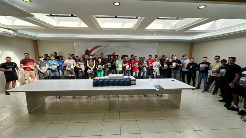 Vereador Luis Mitoso entrega Vade Mécuns a futuros guardas municipais aprovados no concurso