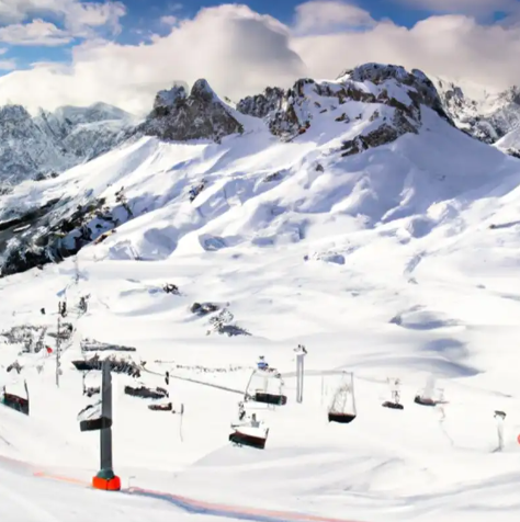 Randonnée en raquettes à neige dans les montagnes environnantes de Lech Zürs am Arlberg, Autriche