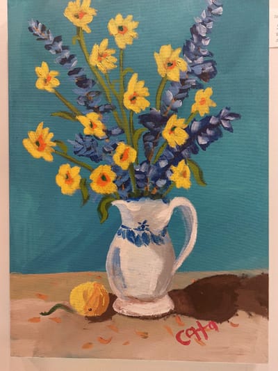 Bodegón de flores sobre fondo azul