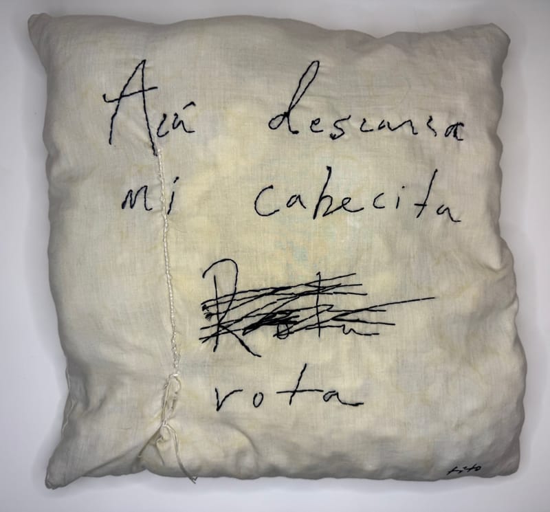 Acá descansa mi cabecita rota