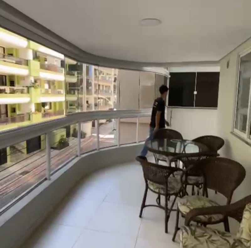 Mais um envidraçamento de Sacada instalado em Meia Praia - Itapema!