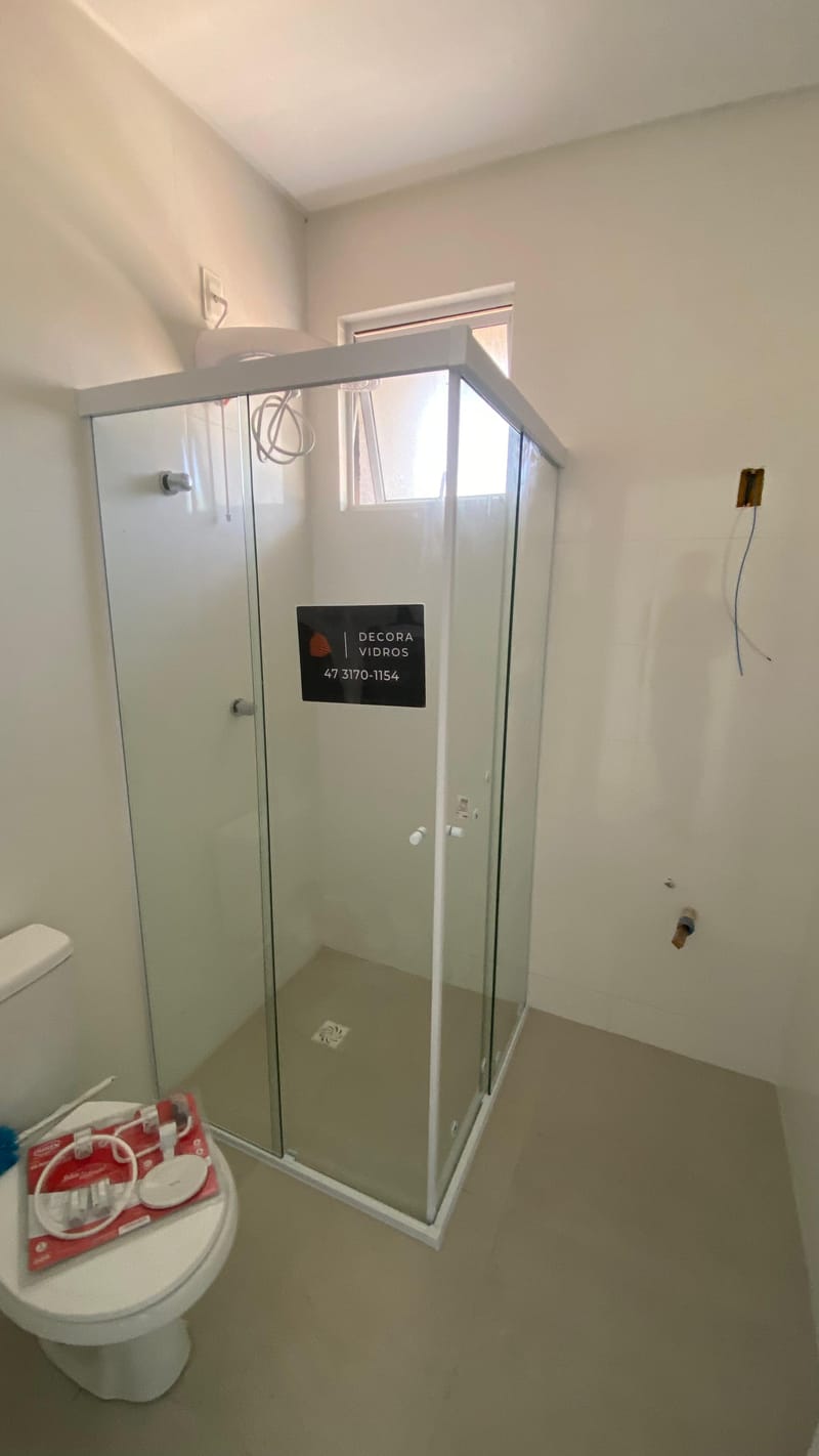 Box para banheiro de canto instalado em Meia Praia / Itapema