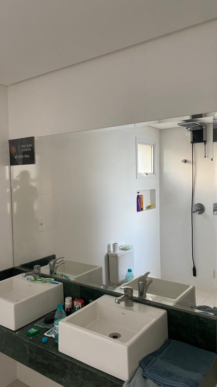 Tampo de Mesa e Espelhos Com Bisotê instalados em Meia Praia - Itapema