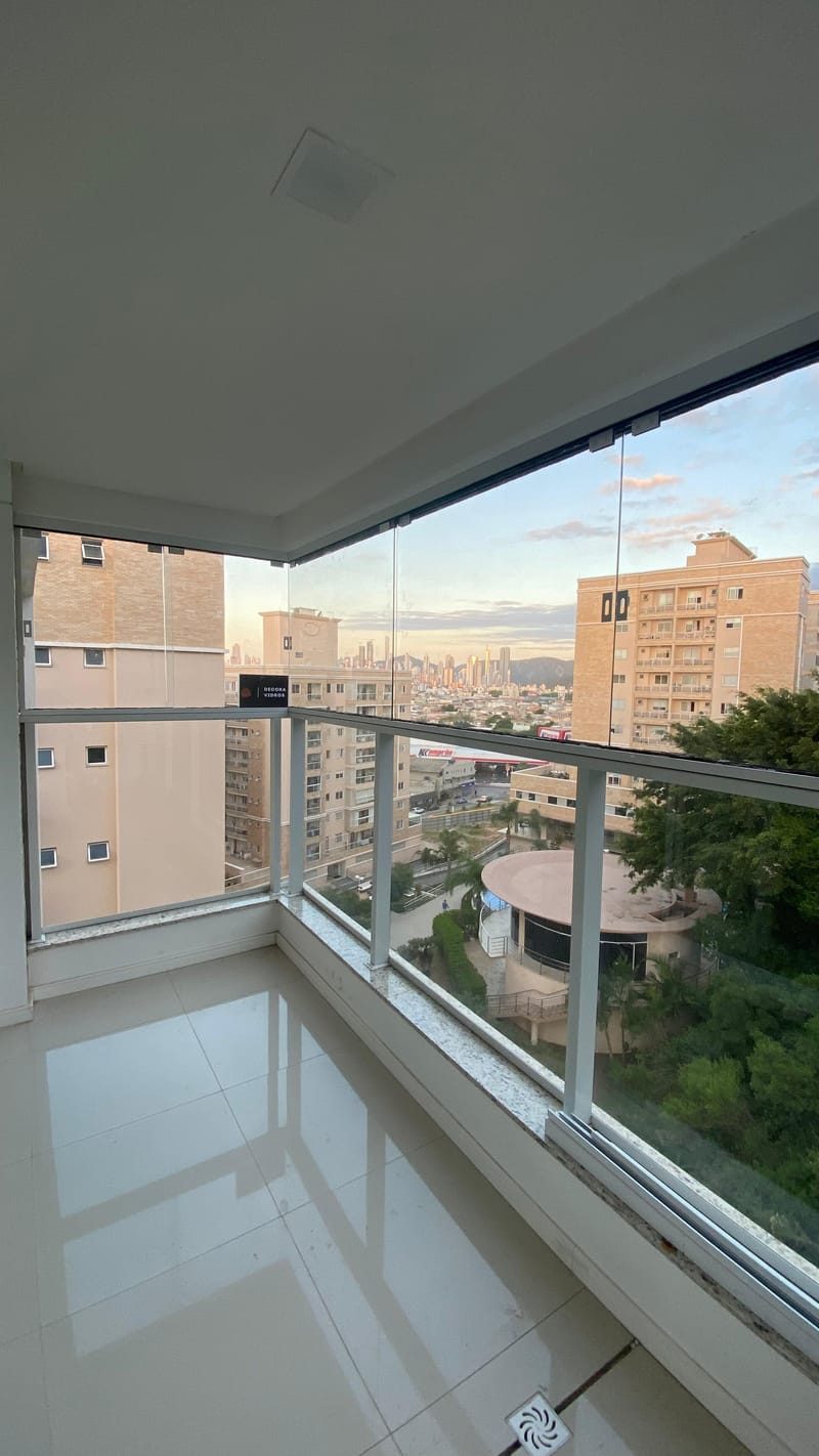 Mais um envidraçamento de sacada entregue em Balneário Camboriú
