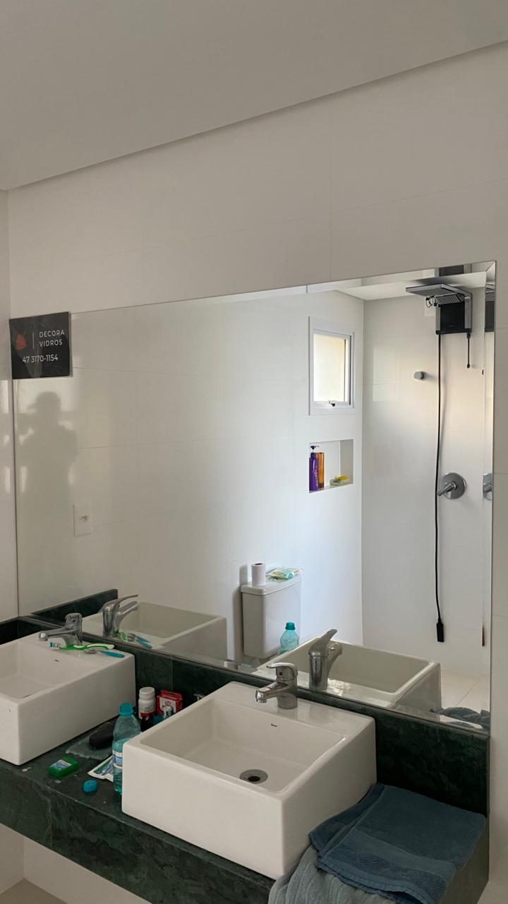 Espelho com bisotê em Meia Praia Itapema