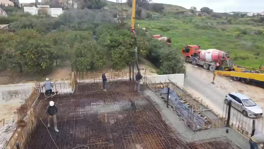 בין הפרדסים והמטעים של מושב בית עובד. יציקת תקרה של בית פרטי thumbnail