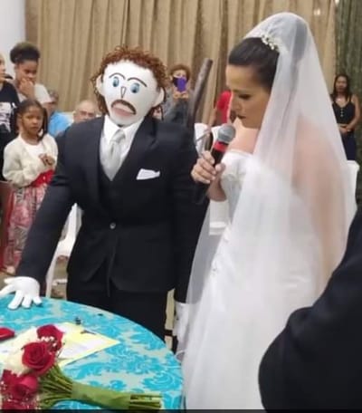 بالصور .امرأة تتزوج دمية ؟