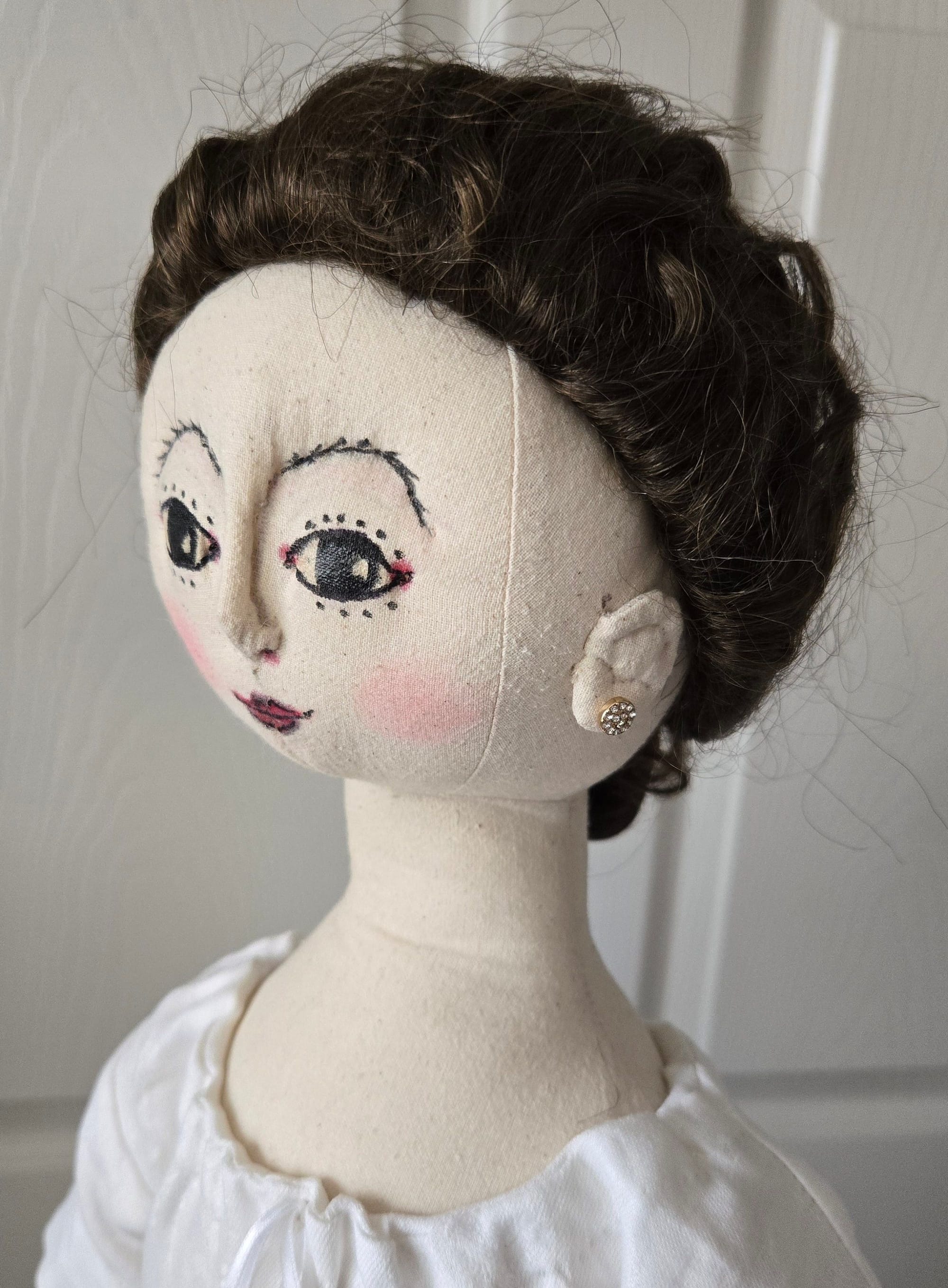An earlier wig style.