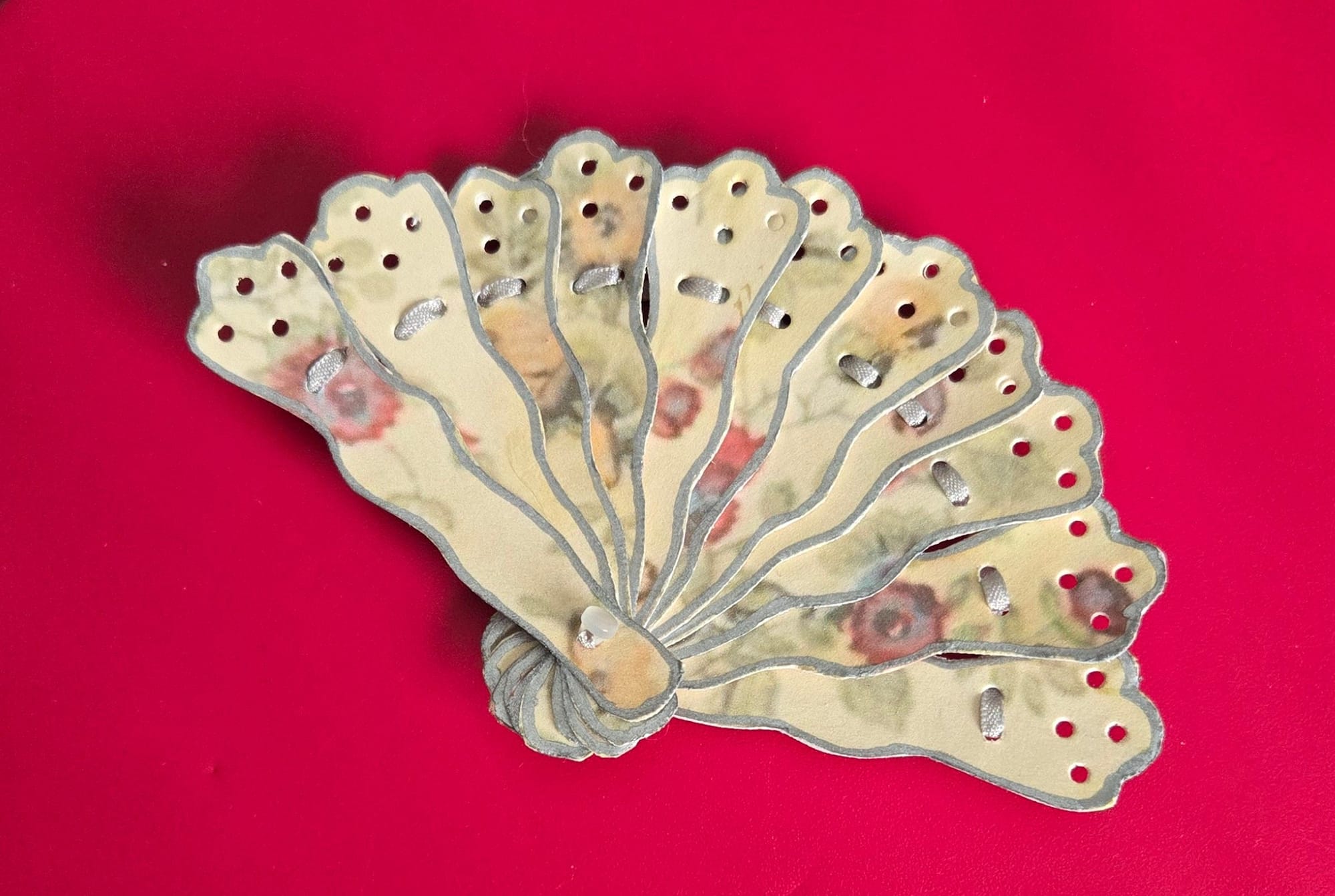 A new brisé fan for the smaller ladies.