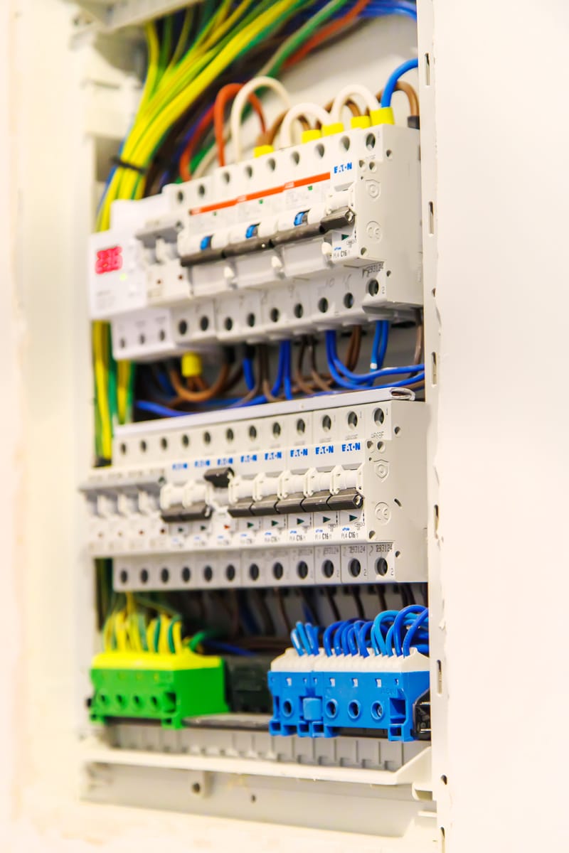 Instalaţii electrice, sisteme de securitate, climatizare