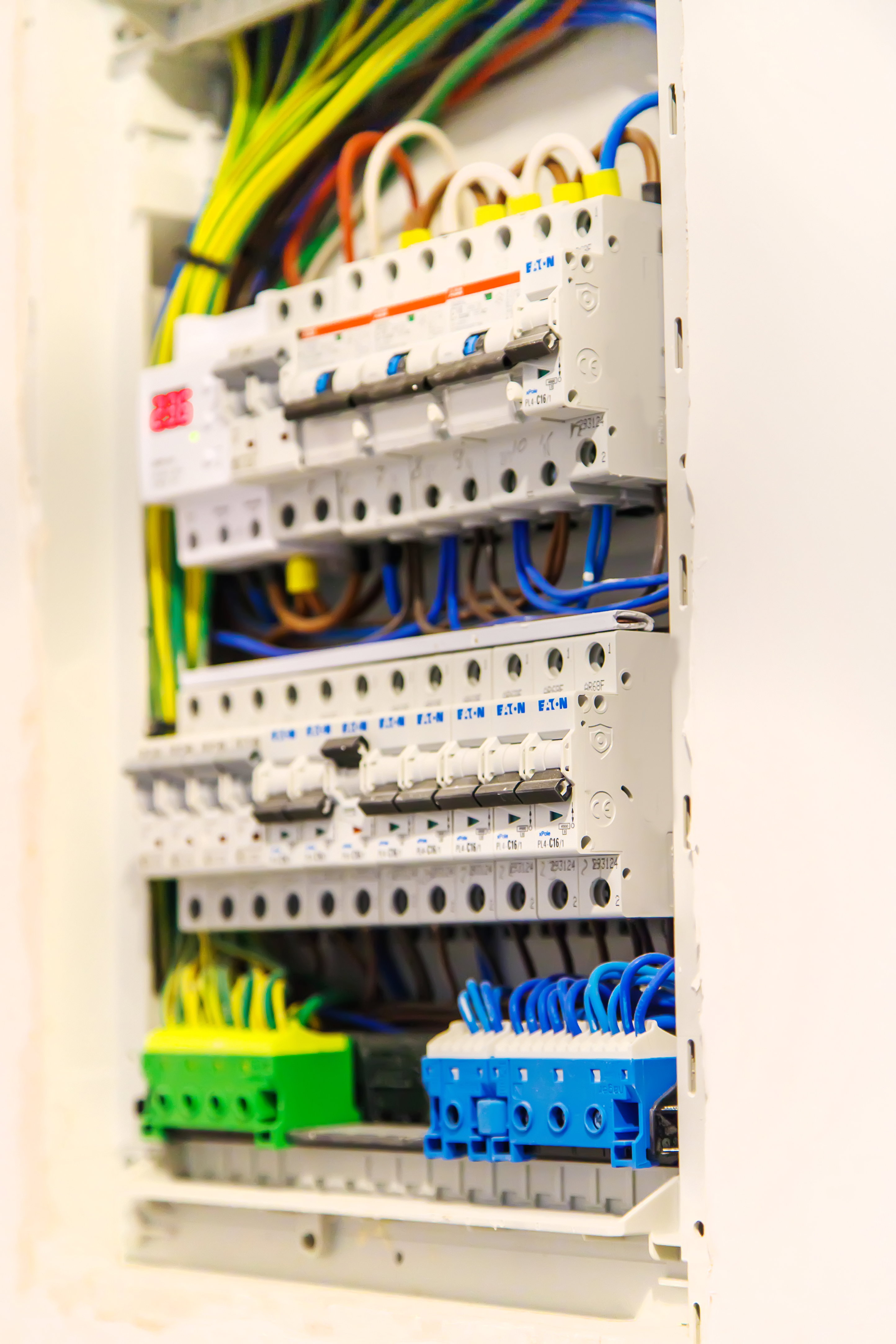Instalaţii electrice, sisteme de securitate, climatizare