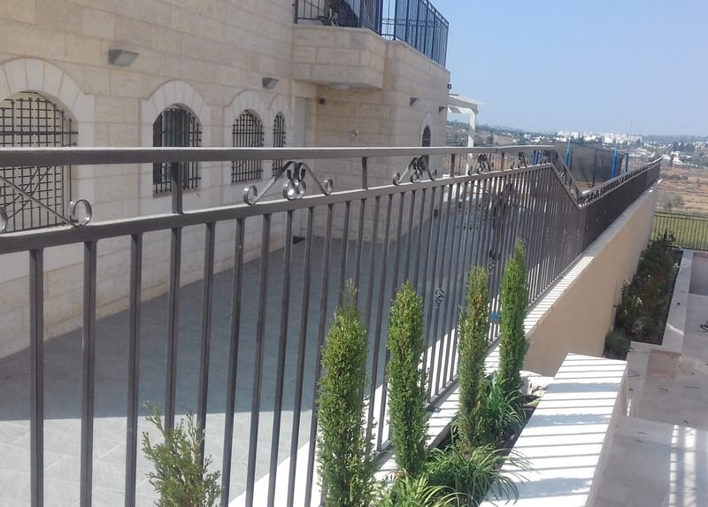 מעקות למרפסות