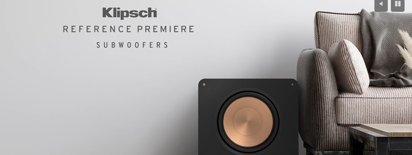 הסאב וופר של קליפש Klipsch RP1000SW מונח לצד ספה ללא גריל