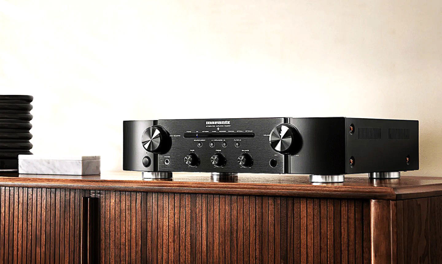 תמונת אווירה של המגבר סטריאו מרנץ Marantz PM5005