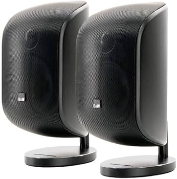 זוג רמקולים שחורים Bowers & Wilkins M1 על תושבת שולחנית בקלוז אפ