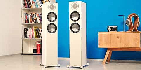 תמונת אווירה של זוג רמקולים רצפתיים Monitor Audio Bronze 200 6G בצבע לבן עומדים אחד על יד השני