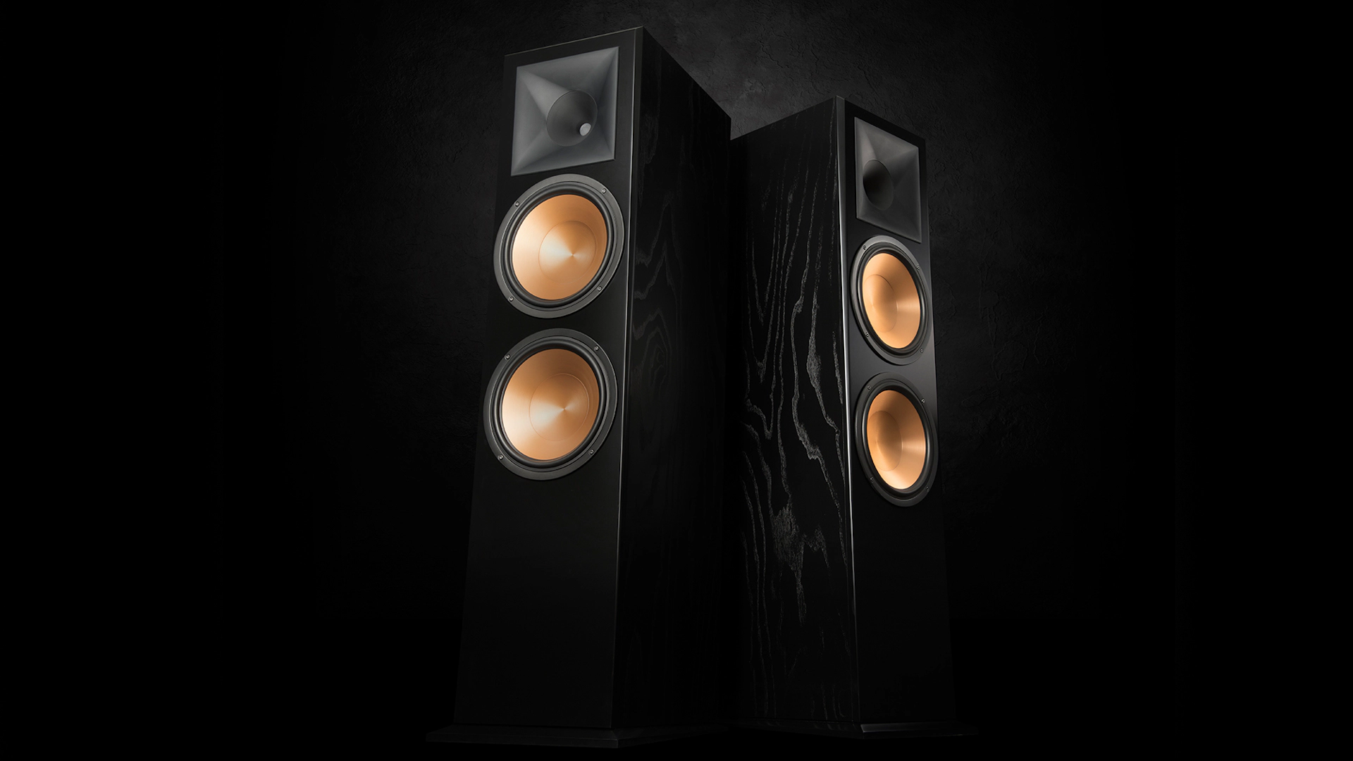 תמונה של זוג רמקולים Klipsch RF-7 III אחד לגב של השני בזוית 45 מעלת אחד כלפי השני 