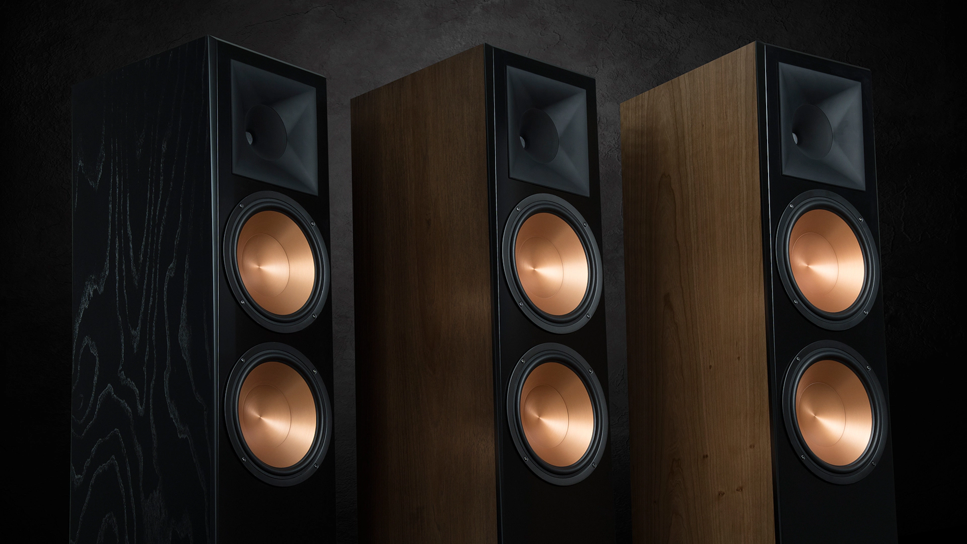 תמונה של שלושה רמקולים Klipsch RF-7 III כל אחד בגימור צבע שונה ושלושתם פונים לאותו כיוון של 45 מעלות מאיתנו