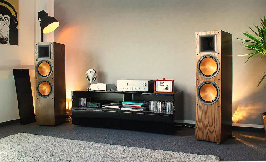 תמונה של מערכת בסלון עם שטיח וזוג רמקולים Klipsch RF-7 III בצבע עץ בהיר 