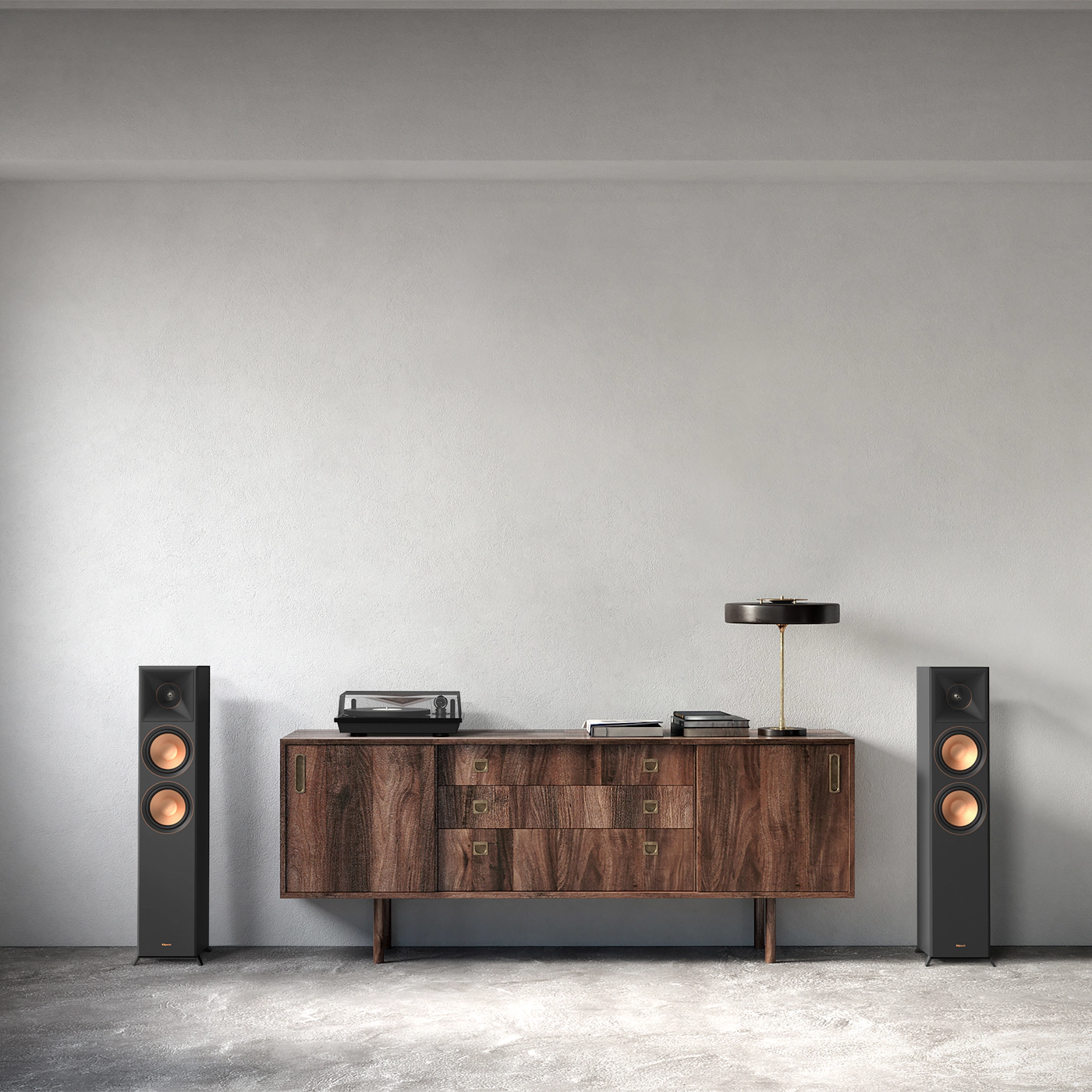 זוג רמקולים רצפתיים Klipsch RP6000FII עומדים משני צידי שידת רטרו בסלון עם פטייפון מונח על השידה