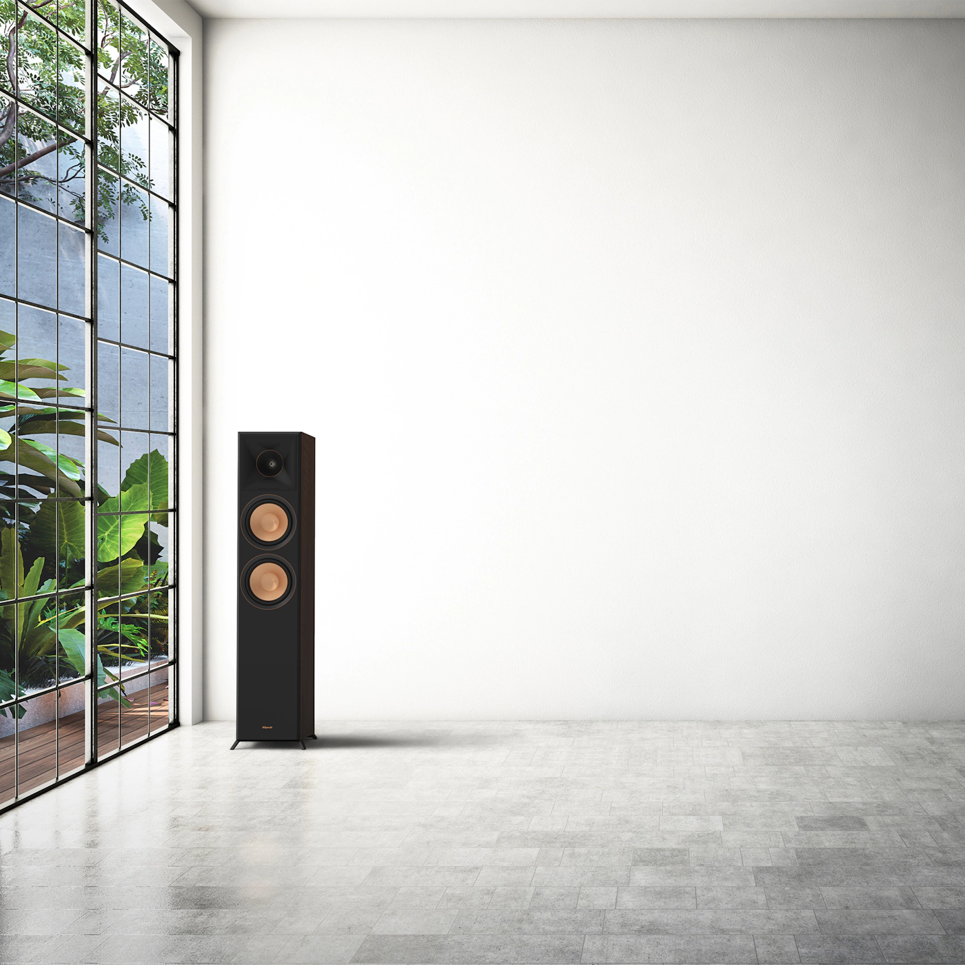 רמקול בודד Klipsch RP6000FII  עומד בסלון מואר על יד ויטרינה