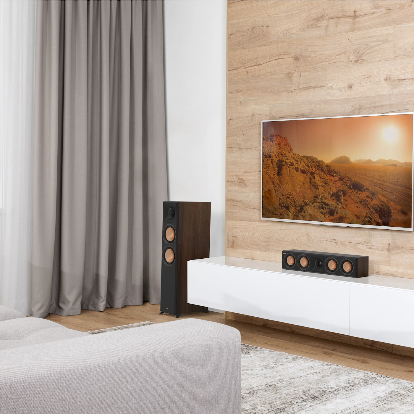 רמקול Klipsch RP6000FII יחד עם סנטר תואם עומדים על שידת סלון מסביב לטלויזיה 