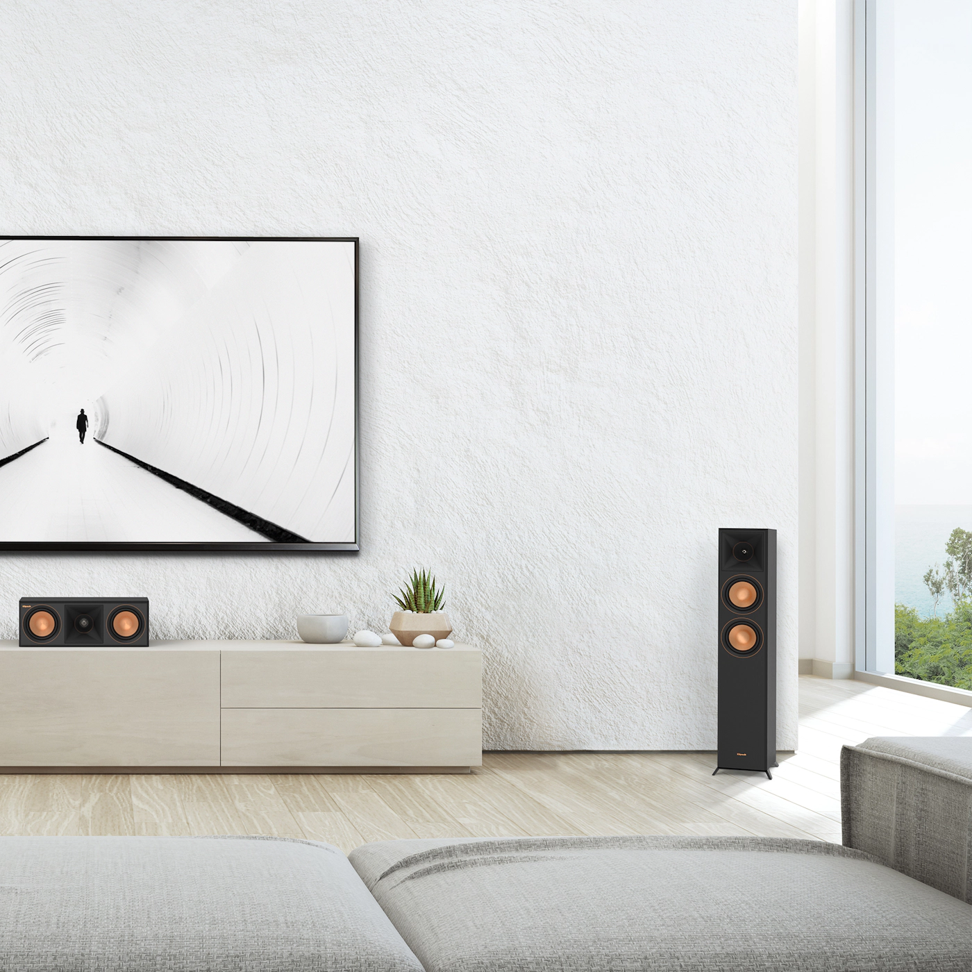 תמונה של רמקול Klipsch RP-5000F II עם סנטר תואם מונחים על שידה בתוך סלון מודרני