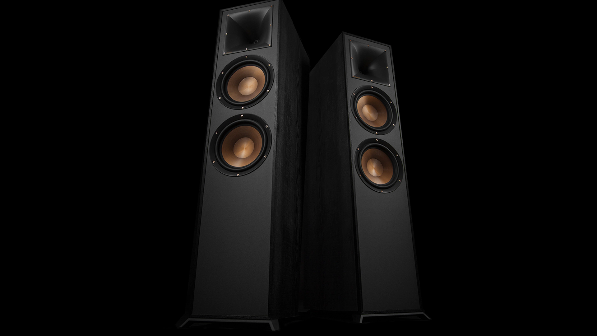 תמונת אווירה של זוג רמקולים רצפתיים Klipsch R-620F ללא גריל במבט מלמטה כשהם קצת עם הגב אחד לשני