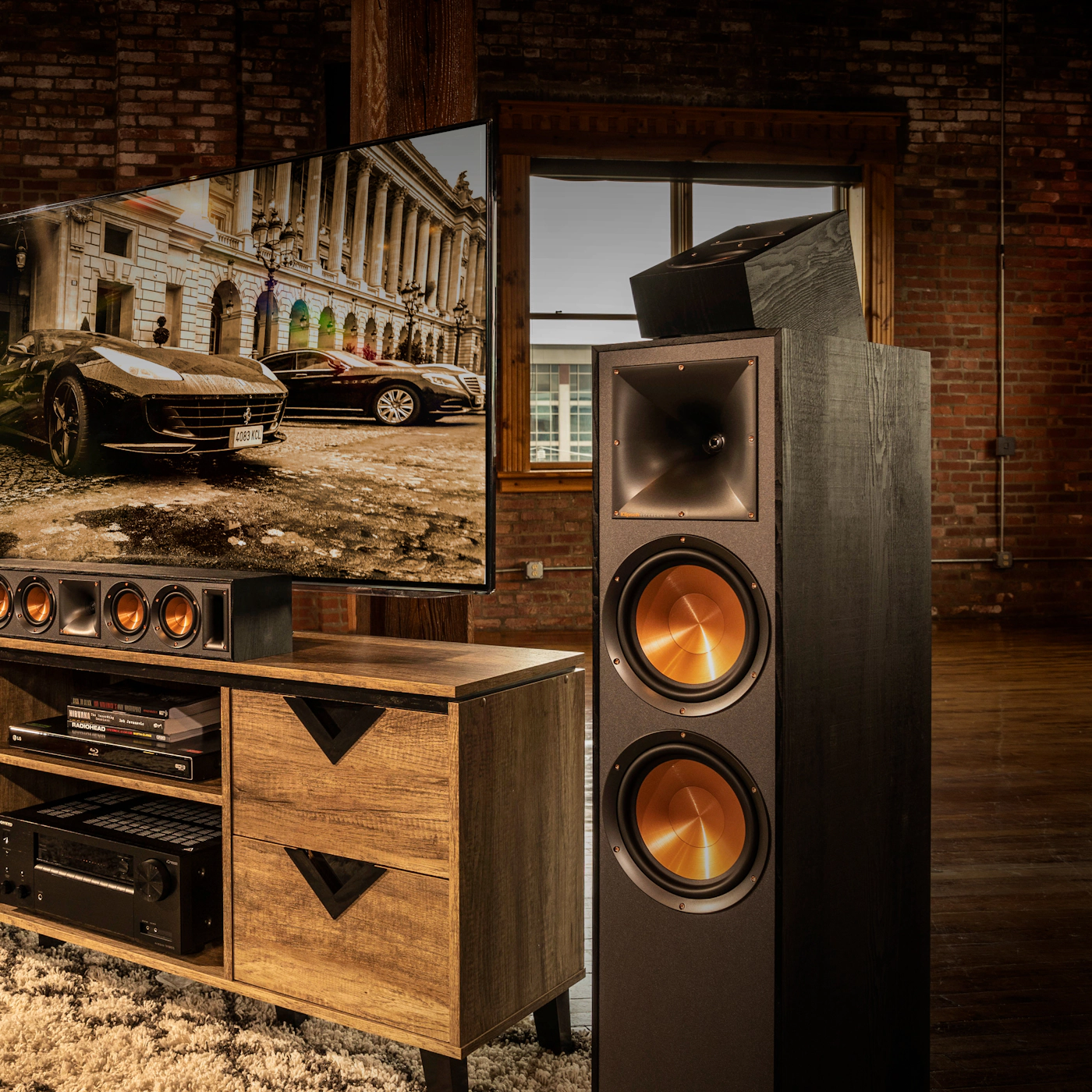 תומנת אווירה של הרמקול הרצפתי Klipsch R-620F ללא גריל בתוך סלון