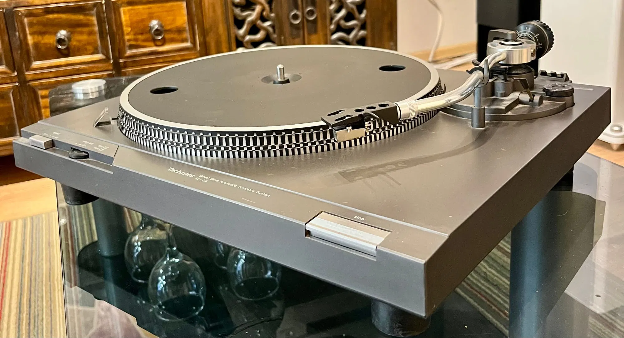 תמונה זוויתית של הפטיפון חצי אוטומטי Technics SL-D2 
