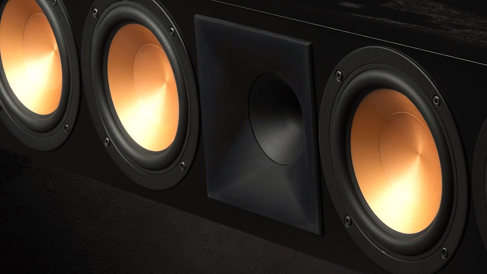 תמונת תקריב של רמקול סנטר Klipsch RC-64 III עם פוקוס על הוופרים שלו